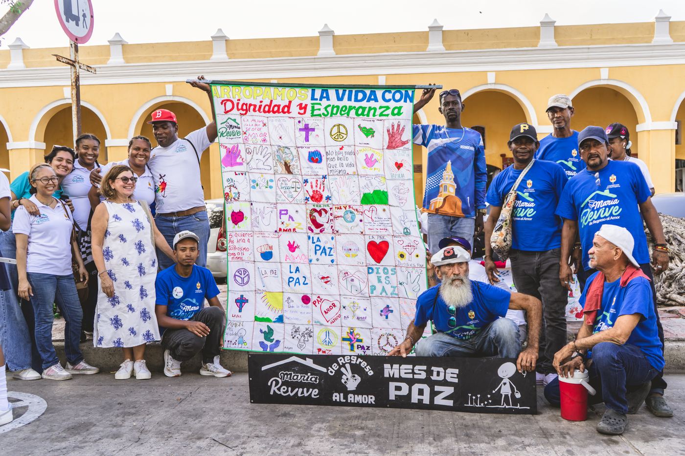 Voluntarios y beneficiarios de María Revive - Mes de Paz